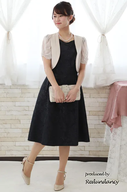 ネイビーのデコルテ切替え花柄ドレス