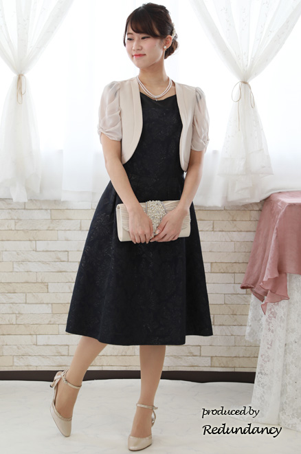 ネイビーのデコルテ切替え花柄ドレス