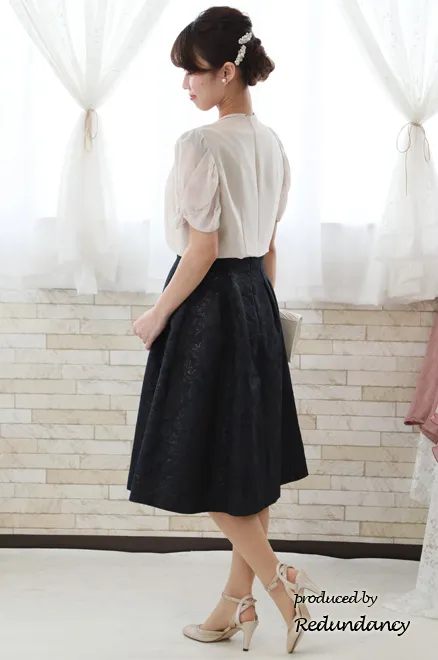 ネイビーのデコルテ切替え花柄ドレス