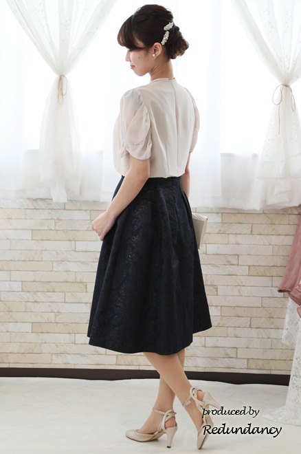 ネイビーのデコルテ切替え花柄ドレス