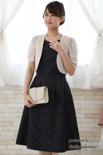 ネイビーのデコルテ切替え花柄ドレス