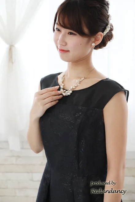 ネイビーのデコルテ切替え花柄ドレス