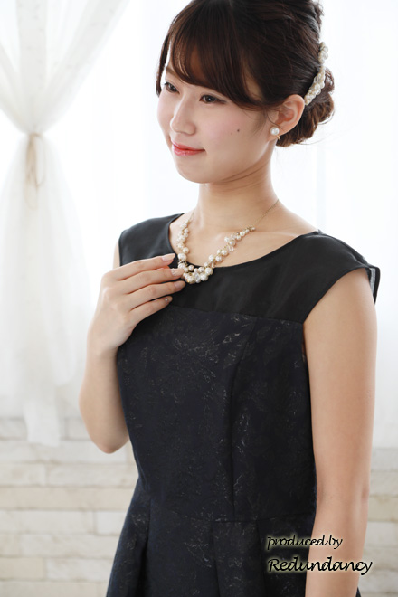 ネイビーのデコルテ切替え花柄ドレス