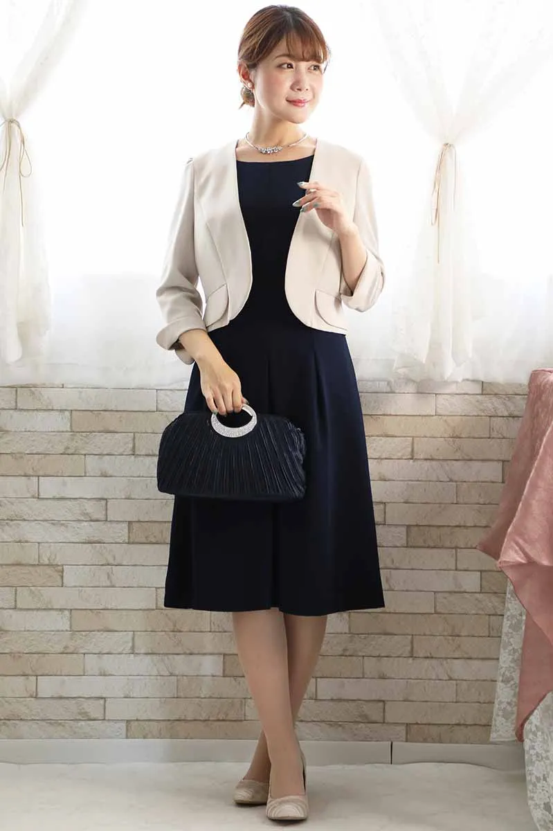 ネイビーのレーススリーブドレス