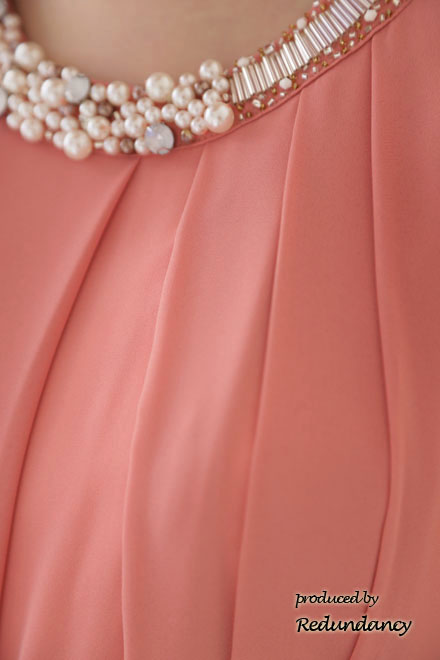 ピンクのパールビジュー付きウエストリボンドレス