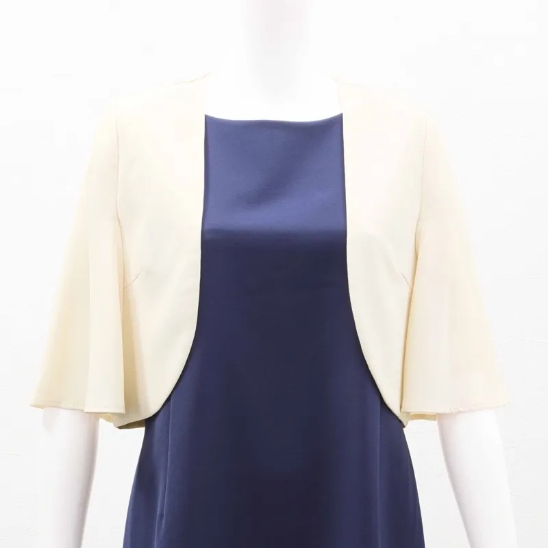 ベージュのスリットスリーブボレロ