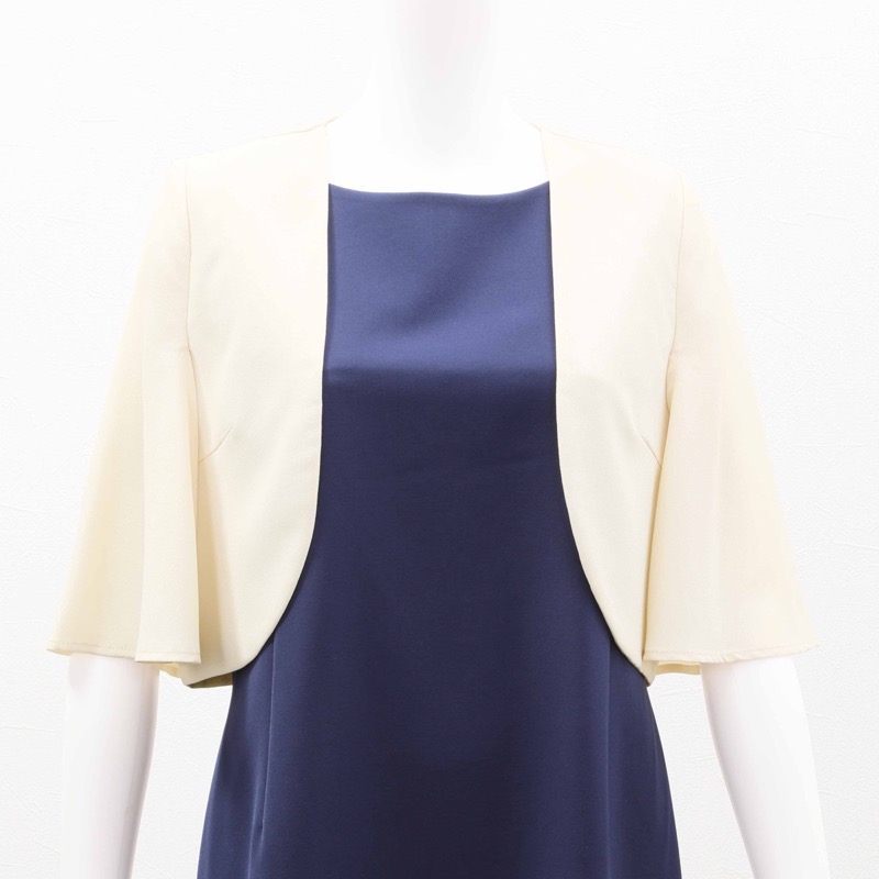 ベージュのスリットスリーブボレロ