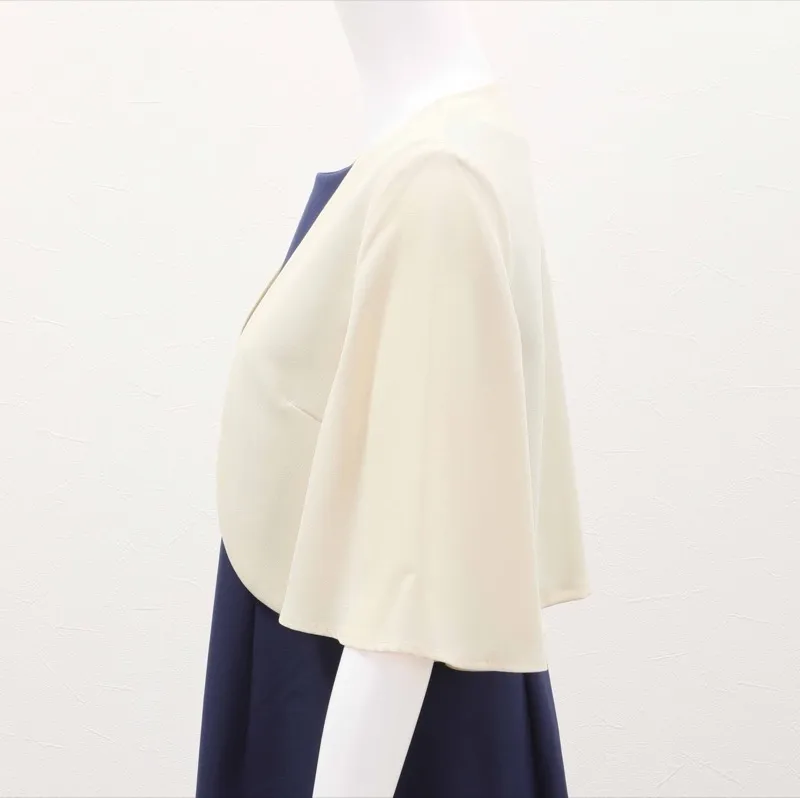 ベージュのスリットスリーブボレロ