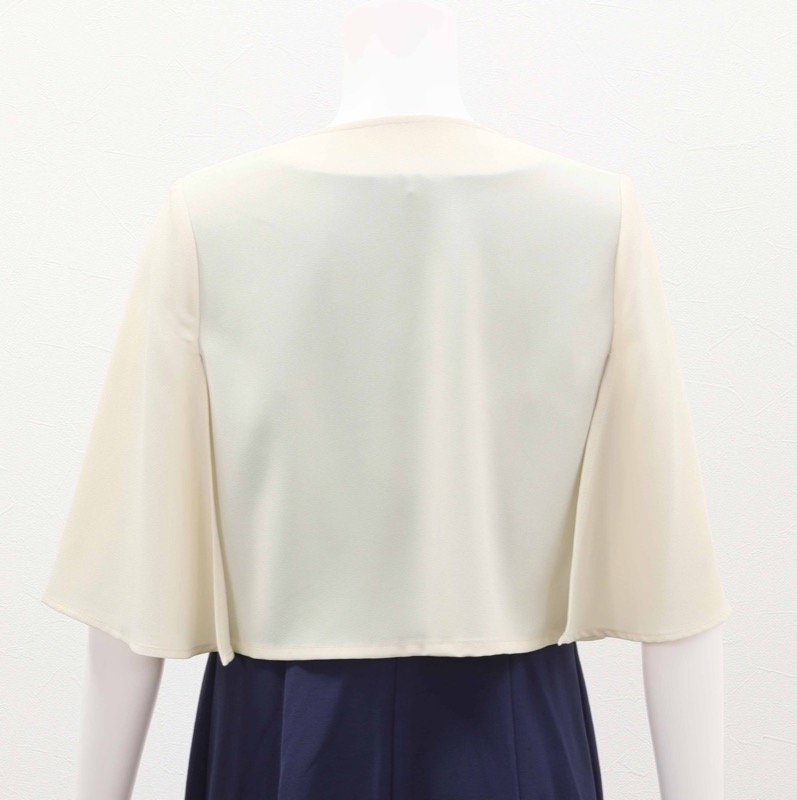 ベージュのスリットスリーブボレロ