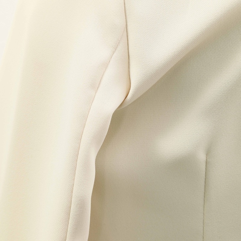 ベージュのスリットスリーブボレロ