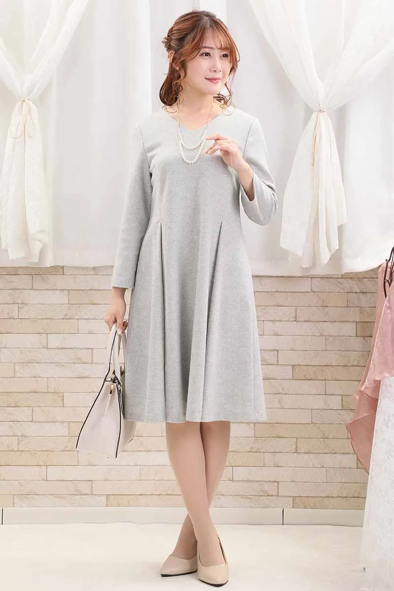 ライトグレーのVネックフィット＆フレアワンピース