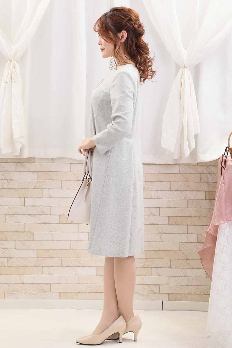 ライトグレーのVネックフィット＆フレアワンピース