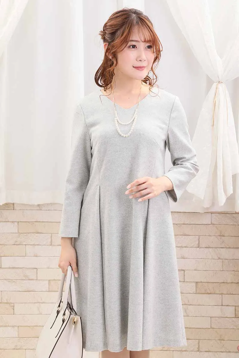 ライトグレーのVネックフィット＆フレアワンピース