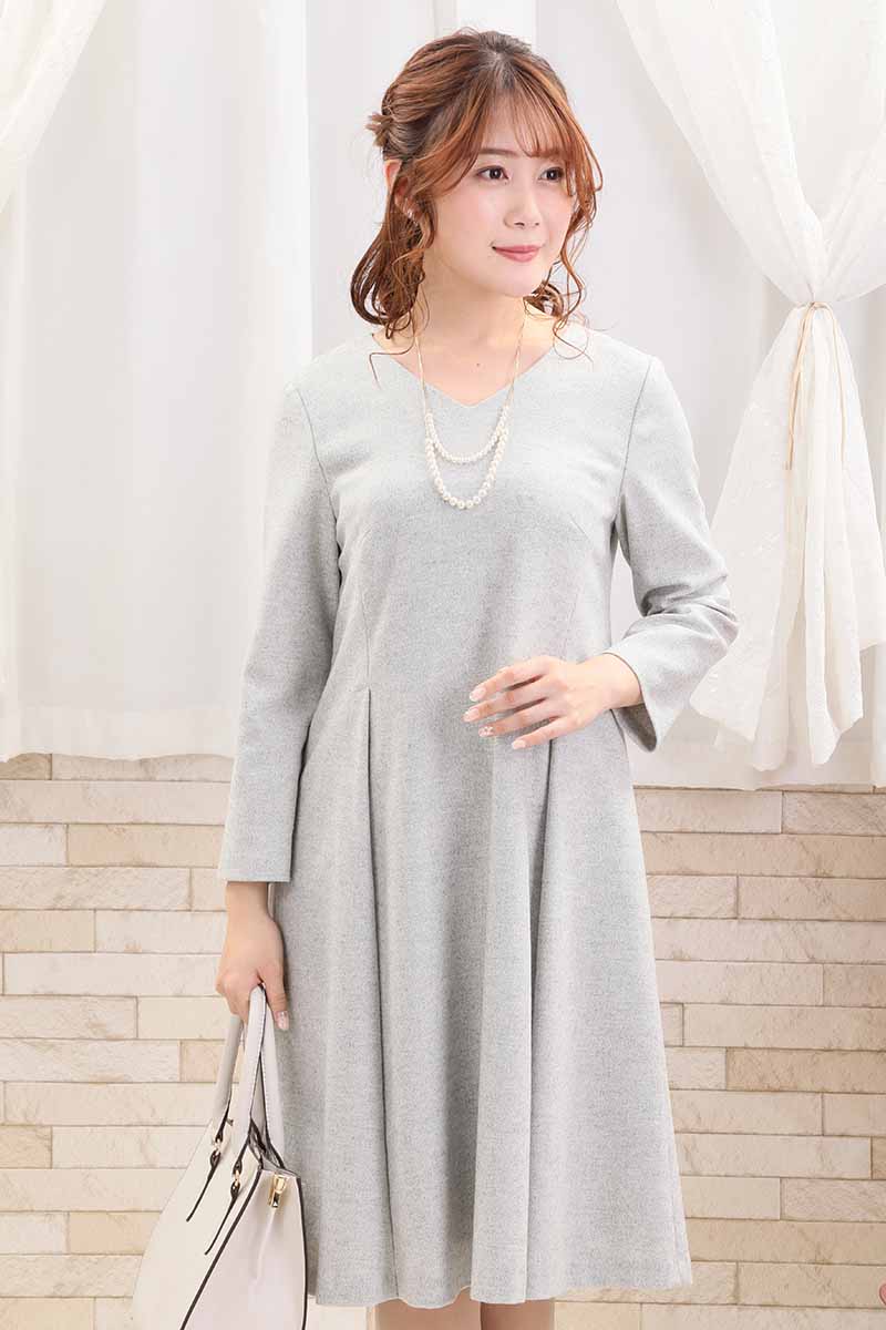 ライトグレーのVネックフィット＆フレアワンピース