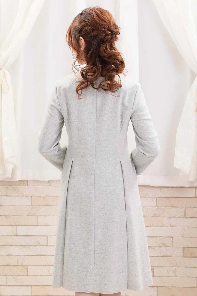 ライトグレーのVネックフィット＆フレアワンピース