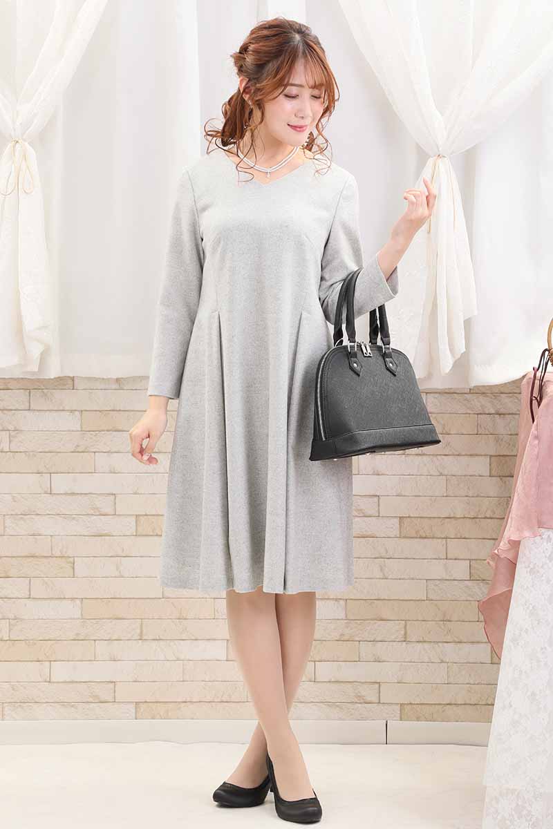 ライトグレーのVネックフィット＆フレアワンピース