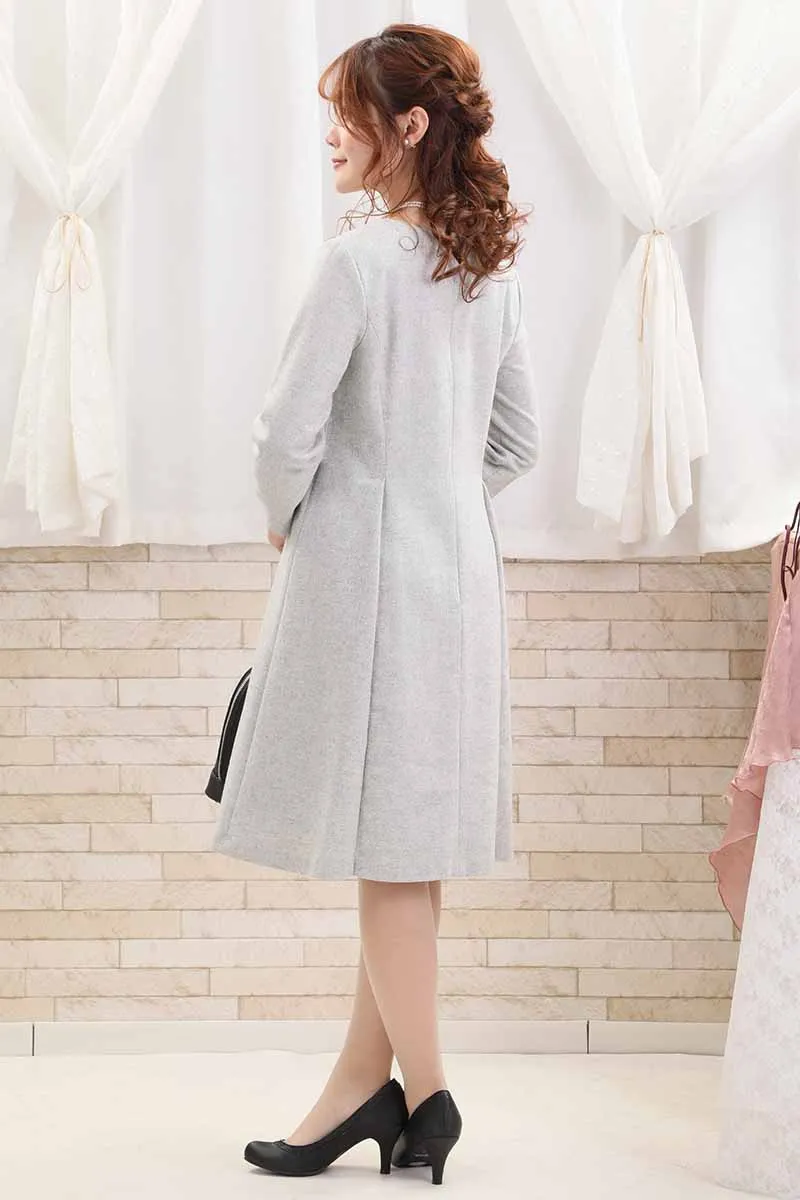 ライトグレーのVネックフィット＆フレアワンピース