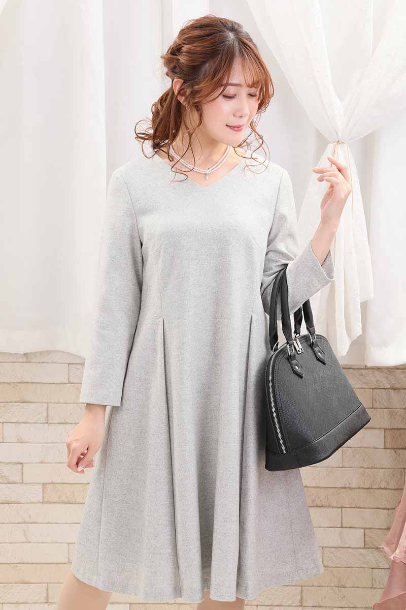 ライトグレーのVネックフィット＆フレアワンピース