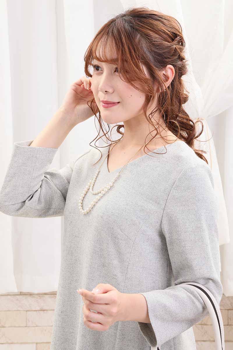 ライトグレーのVネックフィット＆フレアワンピース