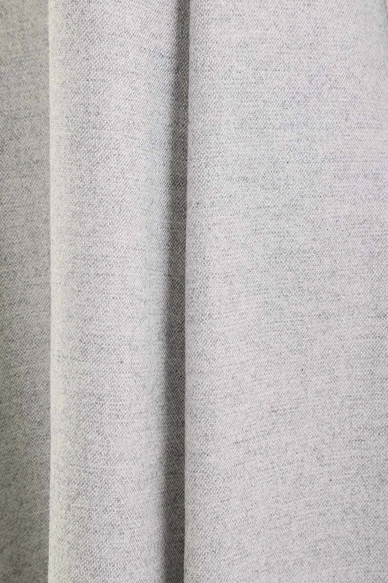 ライトグレーのVネックフィット＆フレアワンピース