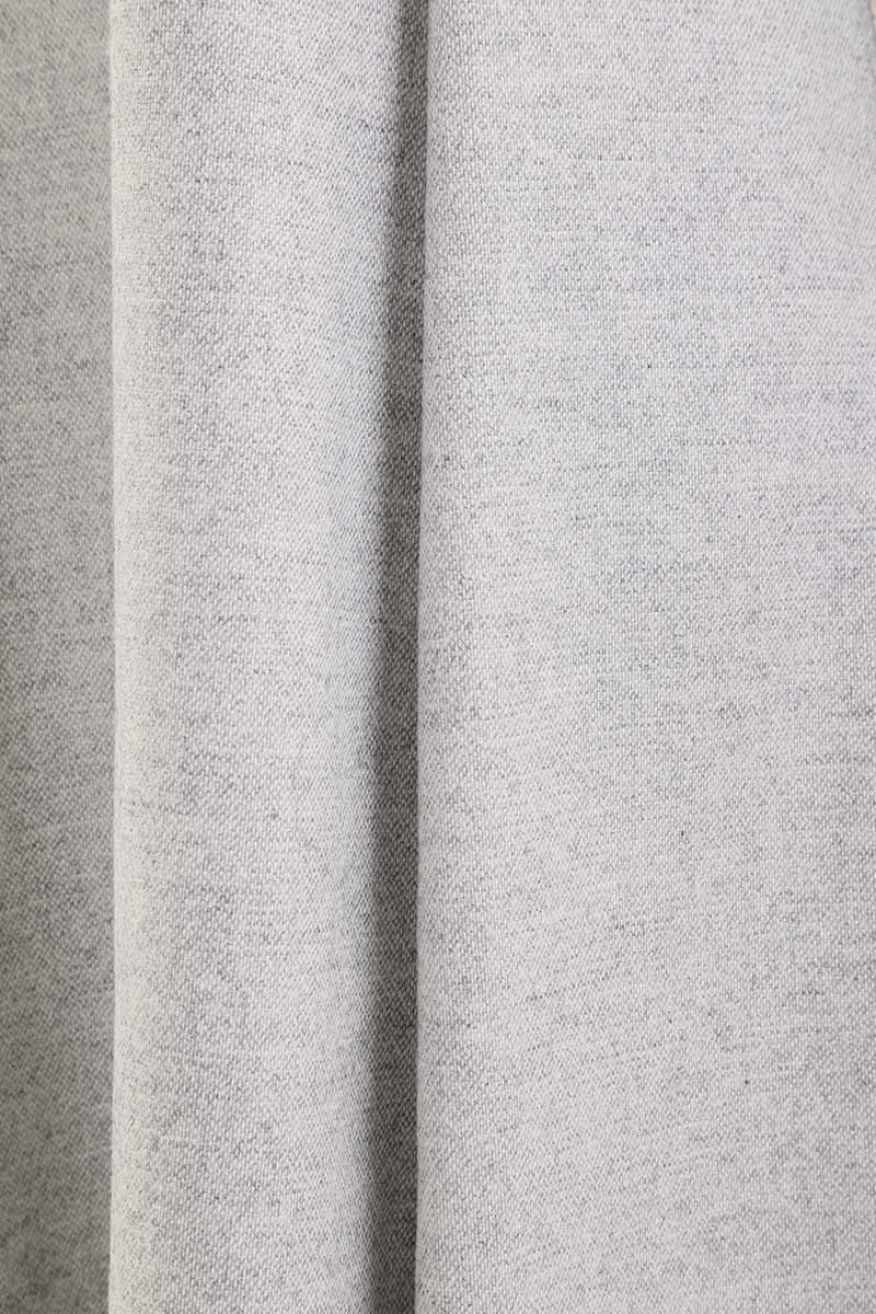 ライトグレーのVネックフィット＆フレアワンピース