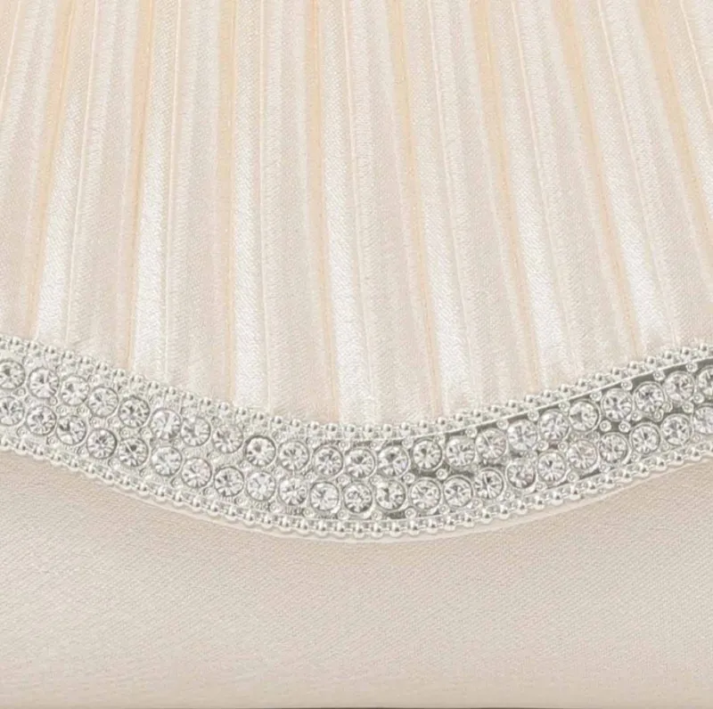 ベージュのストーン付プリーツバッグ