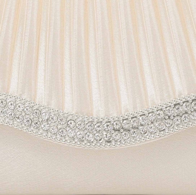 ベージュのストーン付プリーツバッグ