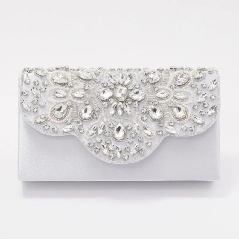 シルバーのビジューバッグ