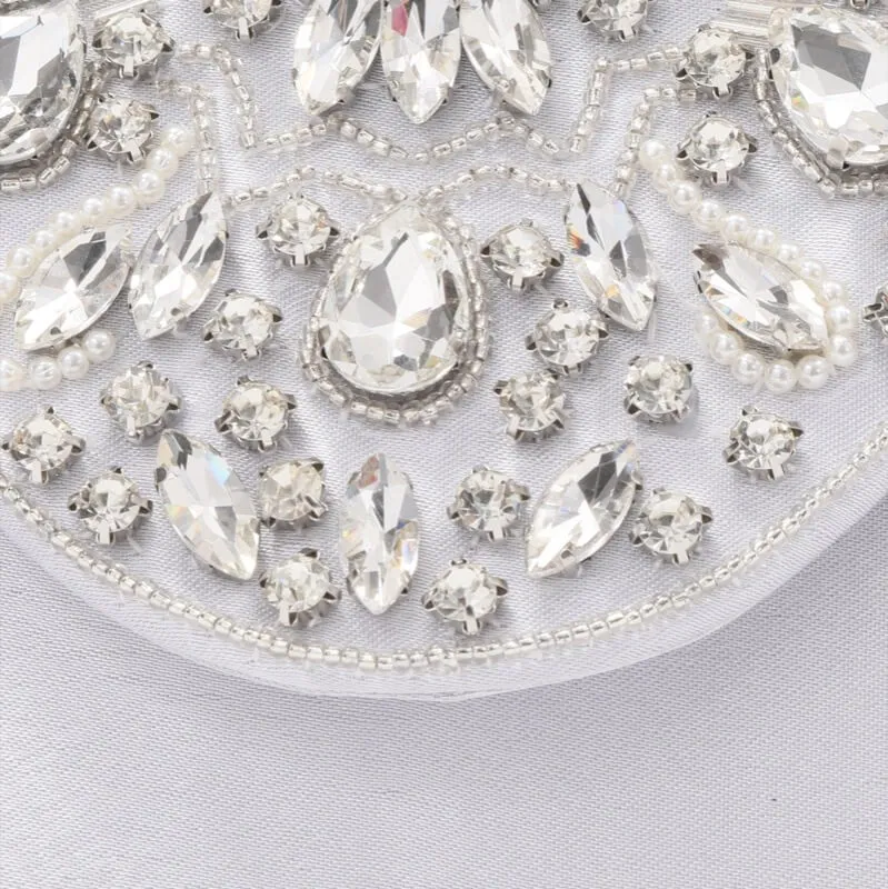 シルバーのビジューバッグ