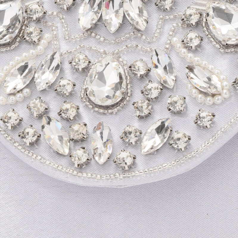 シルバーのビジューバッグ