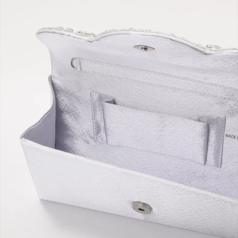 シルバーのビジューバッグ