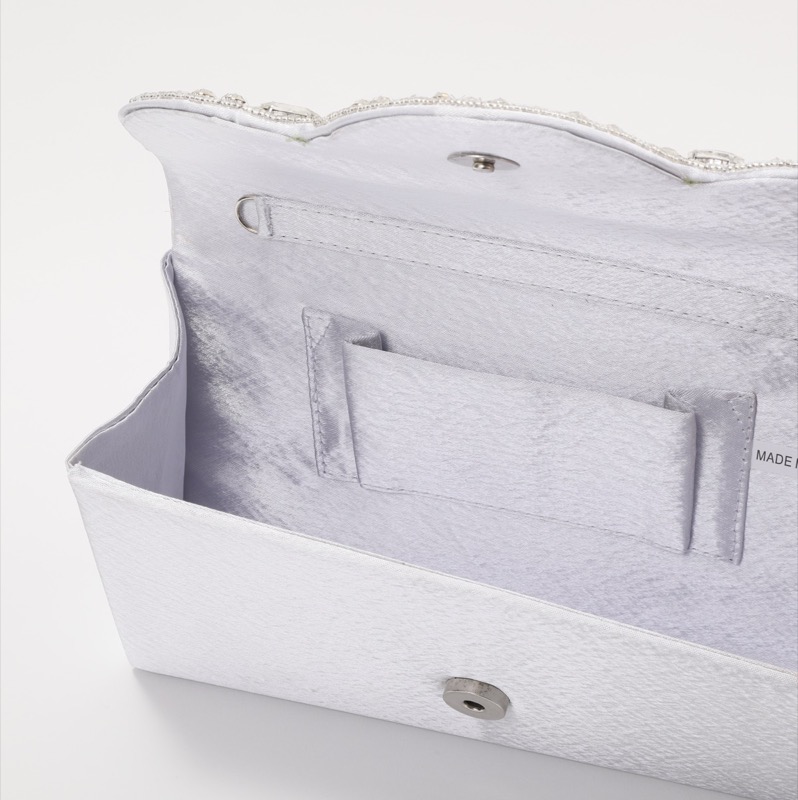 シルバーのビジューバッグ