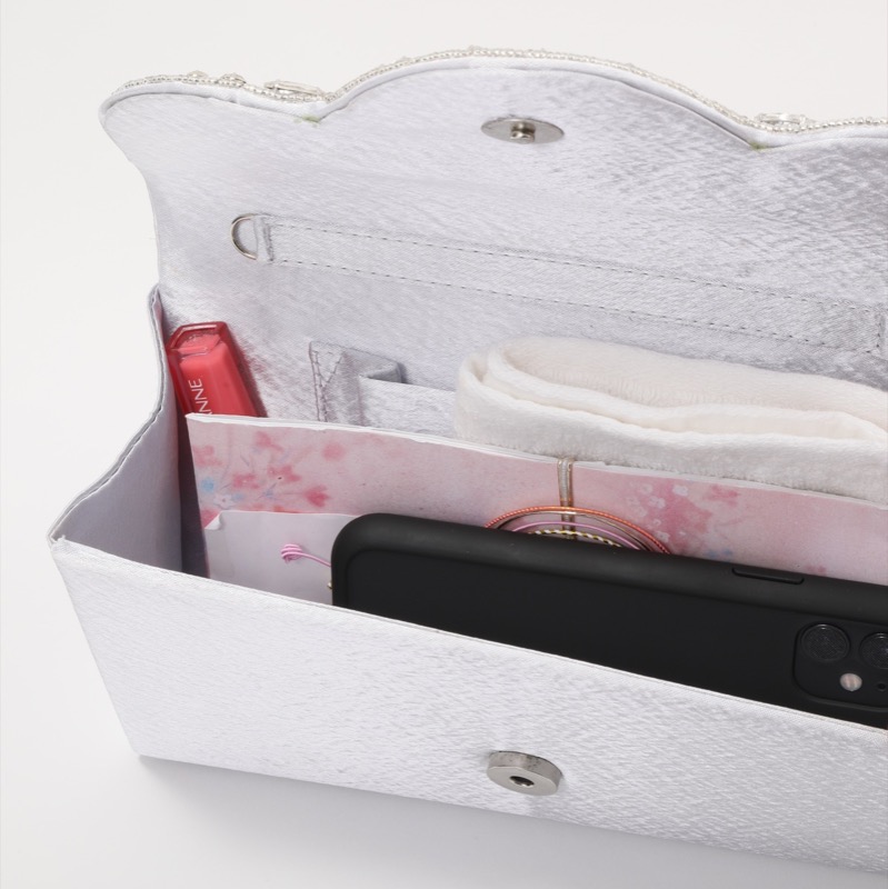 シルバーのビジューバッグ