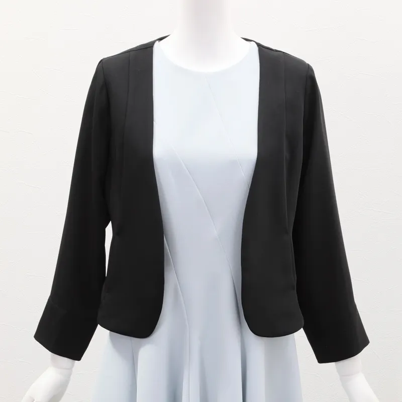 ブラックのV開きノーカラーボレロ