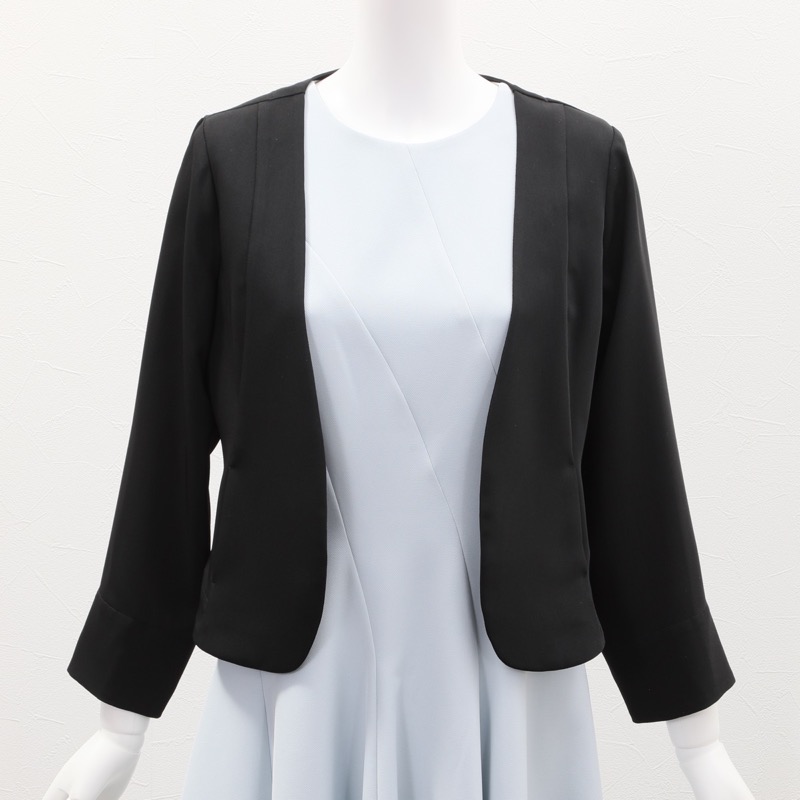 ブラックのV開きノーカラーボレロ