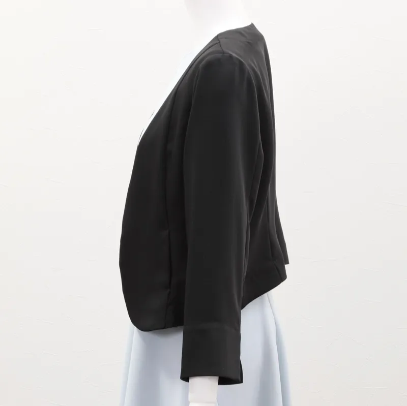 ブラックのV開きノーカラーボレロ