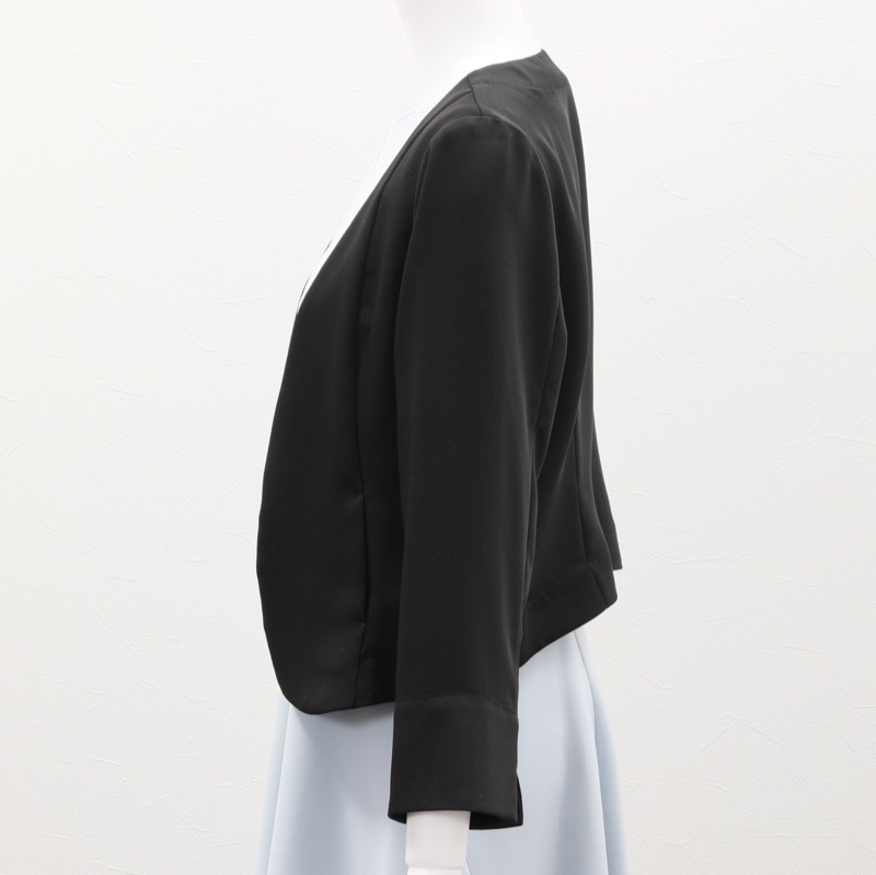 ブラックのV開きノーカラーボレロ