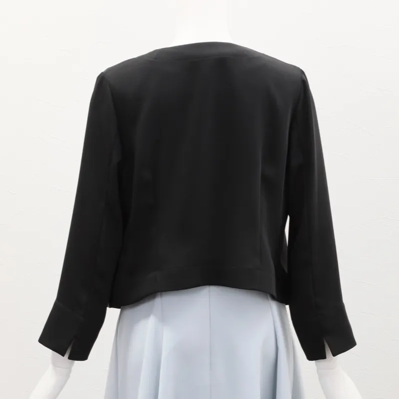 ブラックのV開きノーカラーボレロ