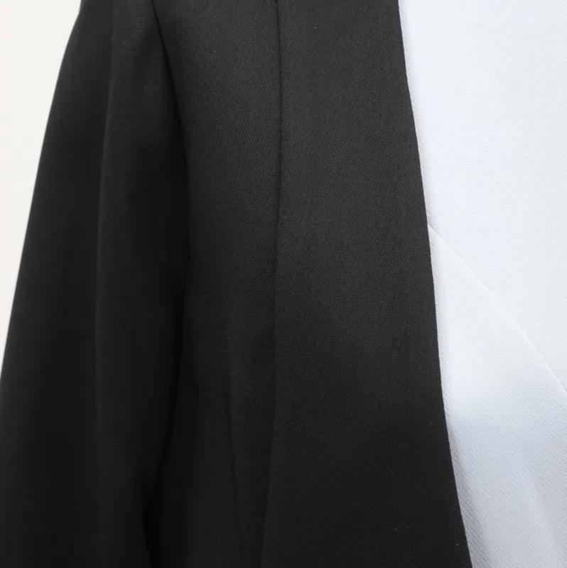 ブラックのV開きノーカラーボレロ