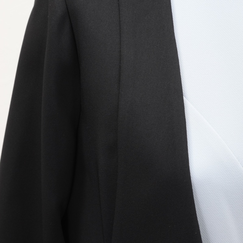 ブラックのV開きノーカラーボレロ