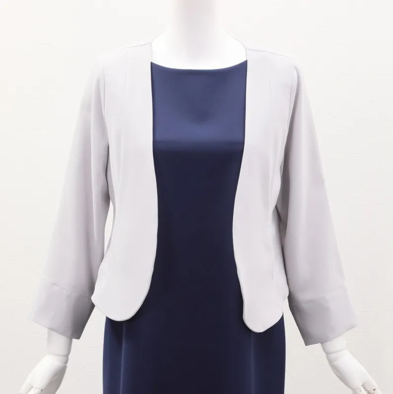 グレーのV開きノーカラーボレロ