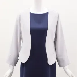 グレーのV開きノーカラーボレロ