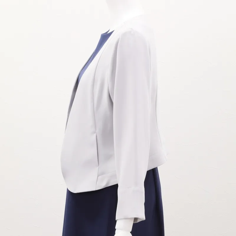 グレーのV開きノーカラーボレロ