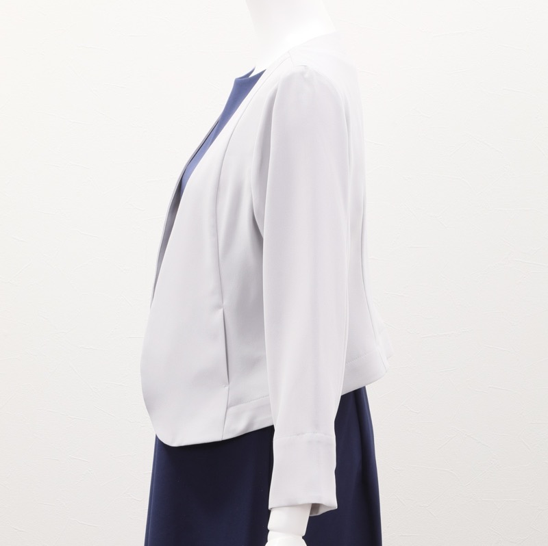 グレーのV開きノーカラーボレロ