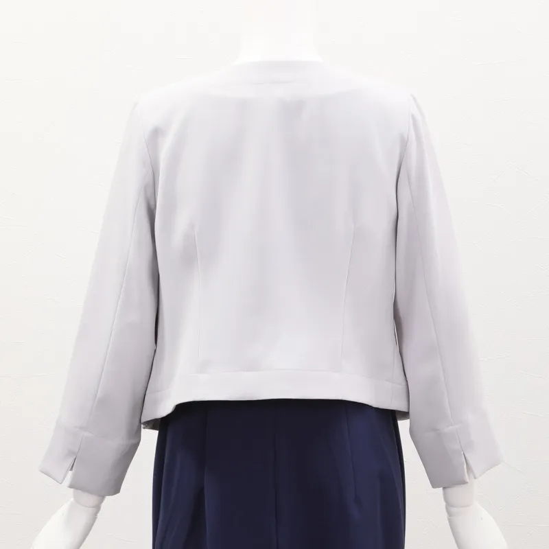 グレーのV開きノーカラーボレロ