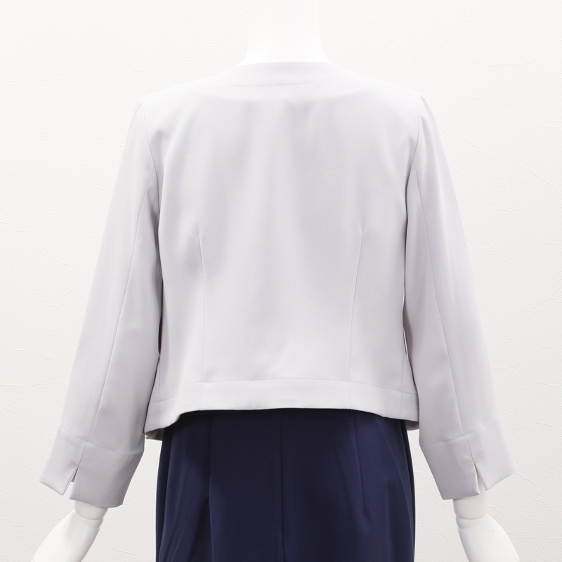 グレーのV開きノーカラーボレロ