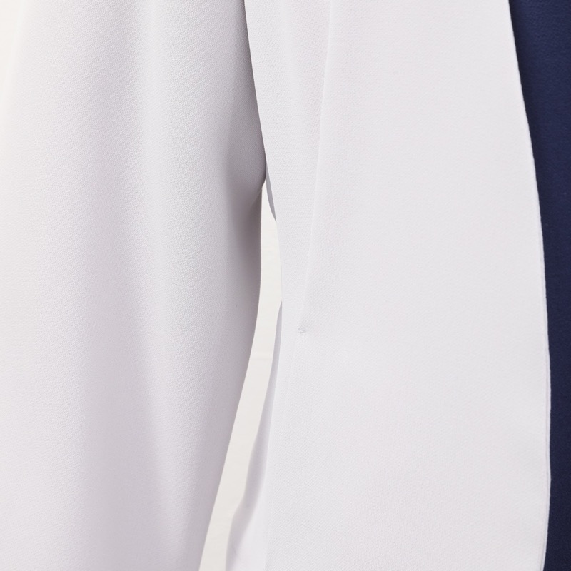 グレーのV開きノーカラーボレロ