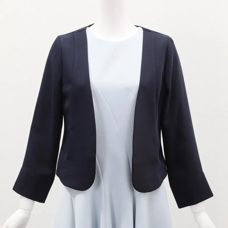 ネイビーのV開きノーカラーボレロ