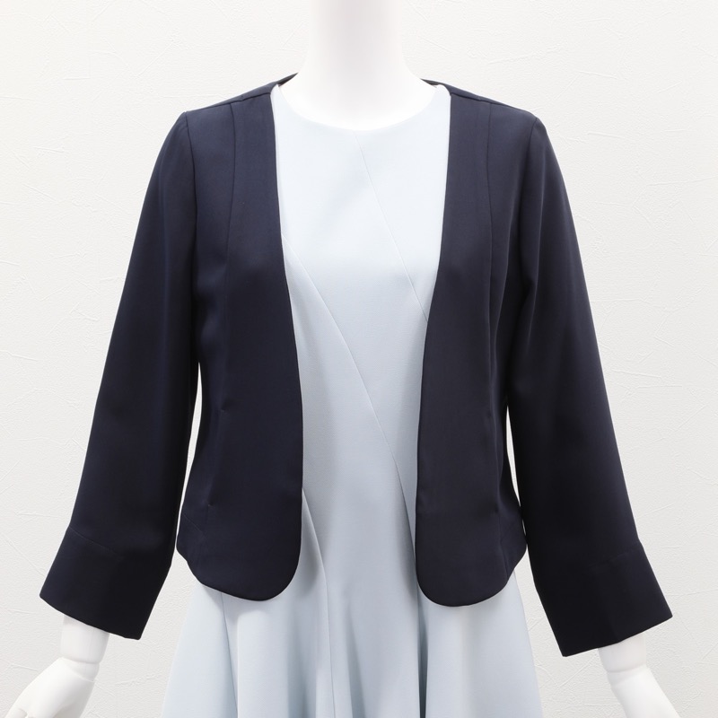 ネイビーのV開きノーカラーボレロ