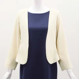 ベージュのV開きノーカラーボレロ